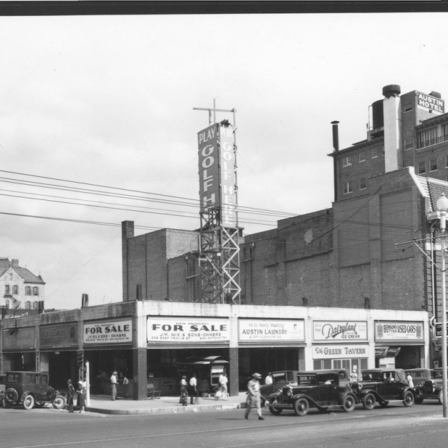 The renamed Paramount Theatre with the blade in the early '30s